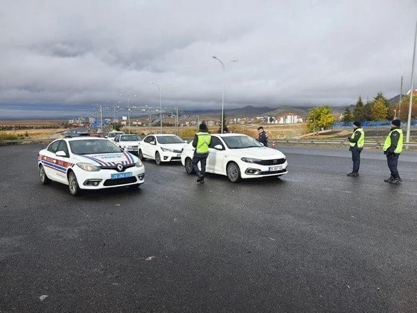 Jandarma trafik denetimlerinde 5 bin 557 sürücü kontrol edildi
