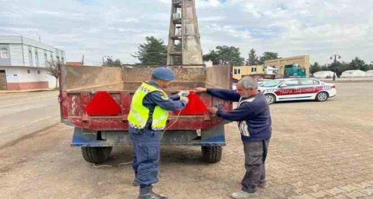 Jandarma traktör sürücülerine reflektör dağıttı