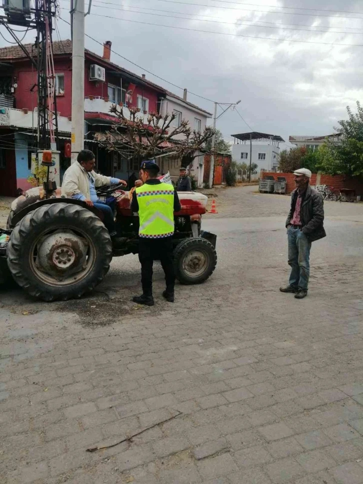 Jandarma traktör sürücülerini bilgilendirdi
