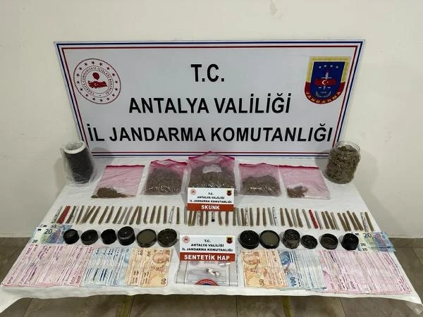 Jandarma, uyuşturucu satıcısını kıskıvrak yakaladı