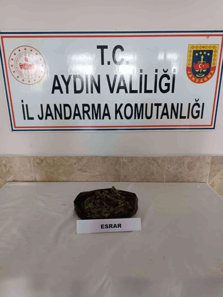 Jandarma uyuşturucu tacirlerine geçit vermiyor
