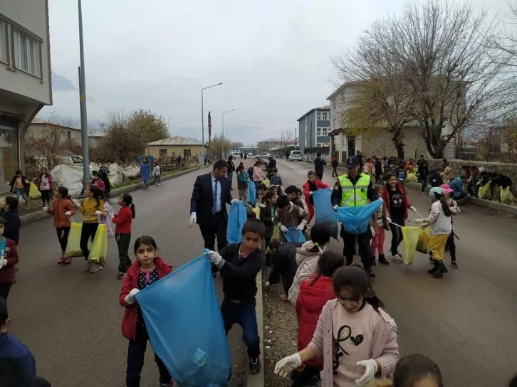 Jandarma ve öğrenciler ilçe merkezinde çöp topladı
