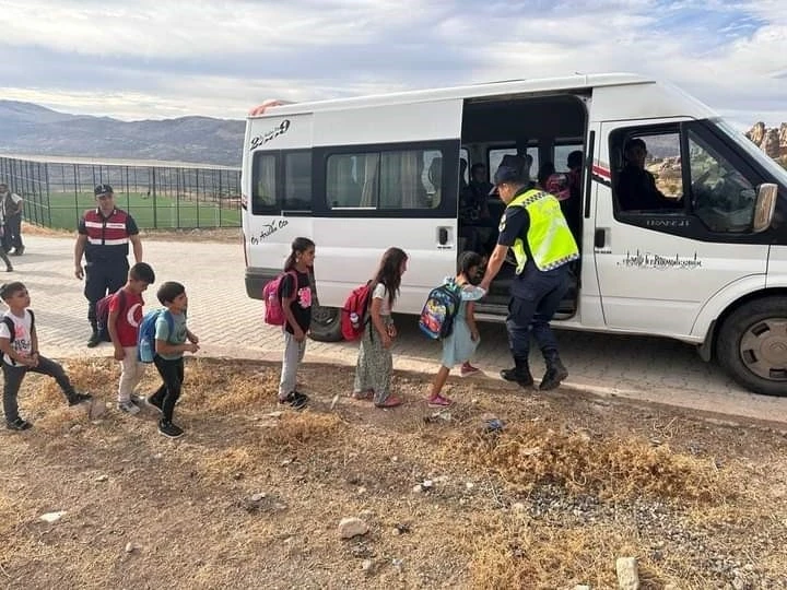 Jandarma ve polis ekipleri öğrencilerin okullarına güvenli gitmelerini sağlıyor
