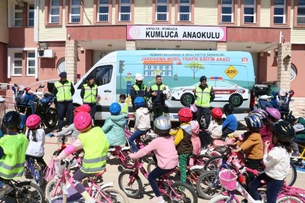 Jandarmadan çocuklara bisiklet kullanma eğitimi