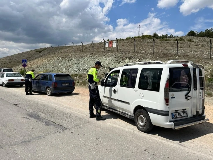 Jandarmadan hafta sonu yoğunluğunun yaşandığı piknik alanlarının yakınlarında trafik denetimi
