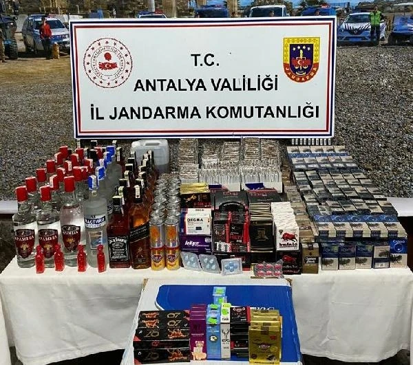 Jandarmadan markete kaçak alkol ve sigara baskını