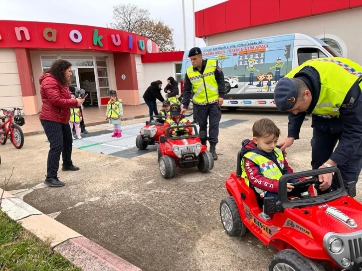 Jandarmadan miniklere trafik eğitimi
