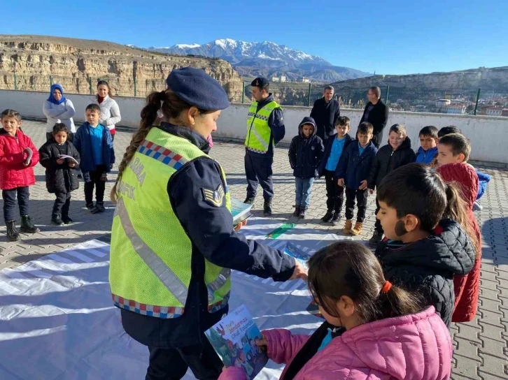 Jandarmadan öğrencilere trafik kuralları eğitimi
