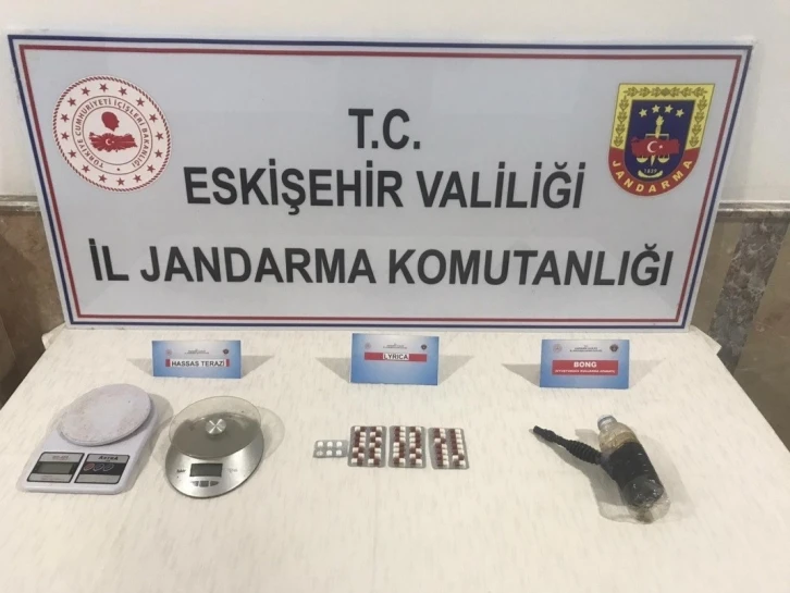 Jandarmadan uyuşturucu hap alışverişine suçüstü: 2 şüpheli tutuklandı
