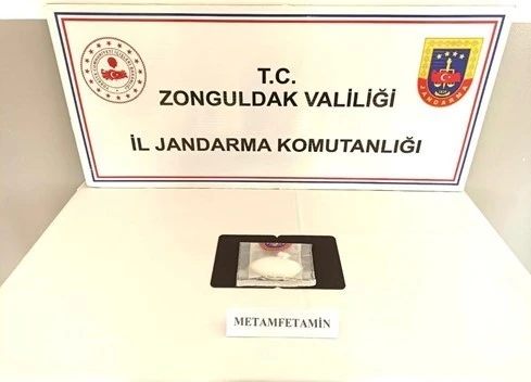 Jandarmanın aradığı şüphelinin üzerinden uyuşturucu çıktı: 1 tutuklu
