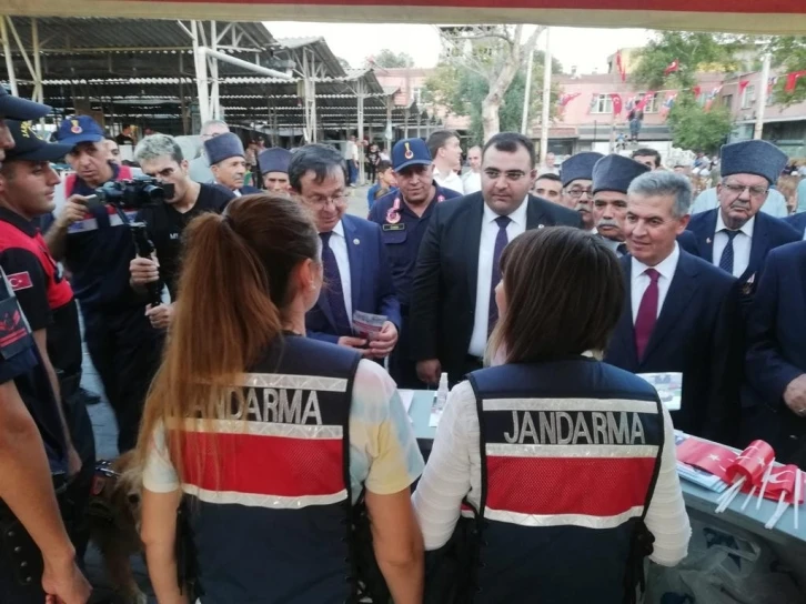 Jandarmanın Buharkent’teki standına ilgi yoğun oldu
