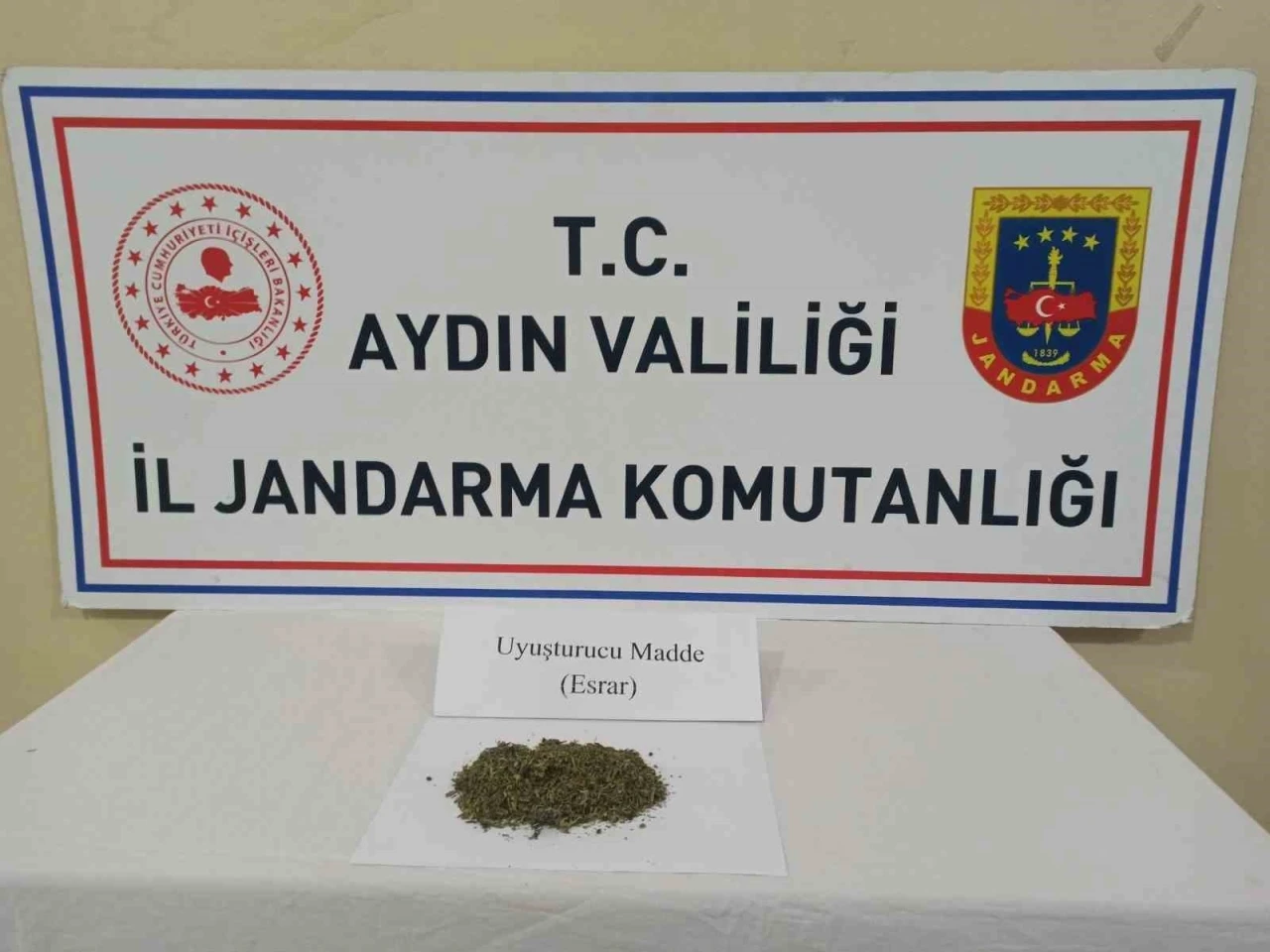 Jandarmanın hassas burunlu köpeği uyuşturucuya geçit vermedi
