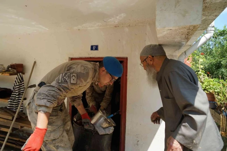 Jandarmanın suya atlayıp boğulmaktan kurtardığı yaşlı adam gözyaşlarına hakim olamadı:
