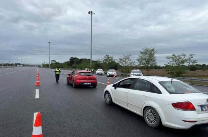 Jandarmanın trafik denetimlerinde bir ayda 897 araç ve 242 sürücü trafikten men edildi
