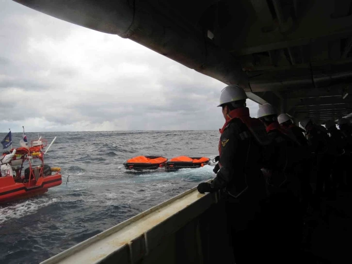 Japonya açıklarında kargo gemisi battı: 13 kişi kurtarıldı, 9 kişi kayıp
