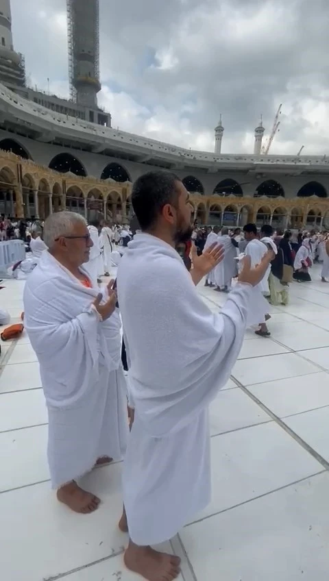 Kabe’de Müslümanlar depremzedeler için dua etti
