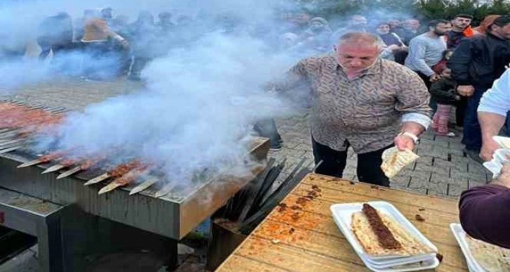 Kaburgacı Yaşar, Kahramanmaraş’ta depremzedelere 10 bin kebap dağıttı