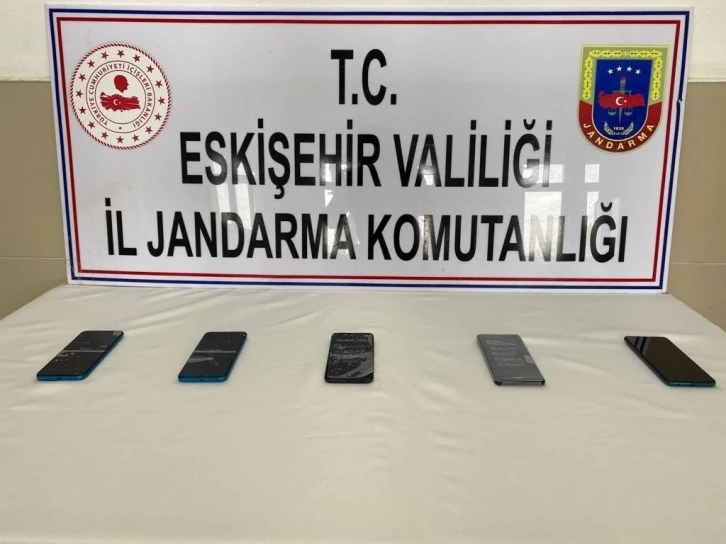 Kaçak cep telefonu satılan işyerine jandarmadan operasyon
