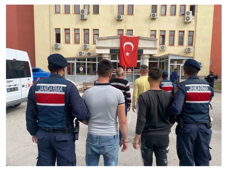 Kaçak kazı yapan 3 kişiyi jandarma suçüstü yaptı
