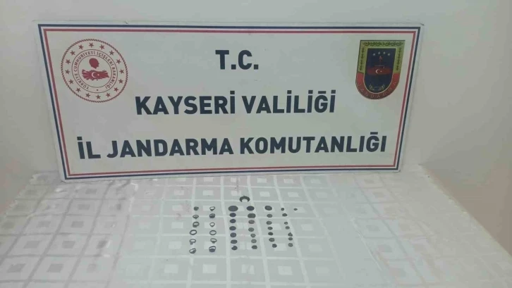 Kaçak kazıda çıkardığı tarihi eserleri satmaya hazırlanan şahıs yakalandı
