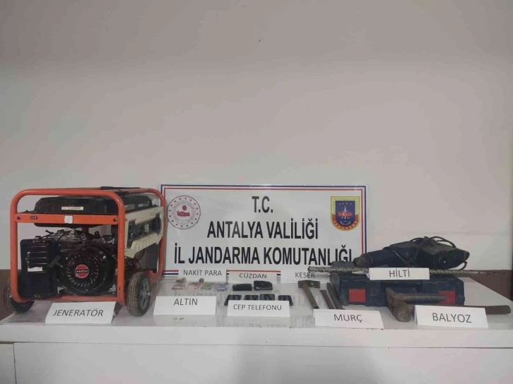 Kaçak kazıya jandarmadan eş zamanlı operasyon: 12 gözaltı
