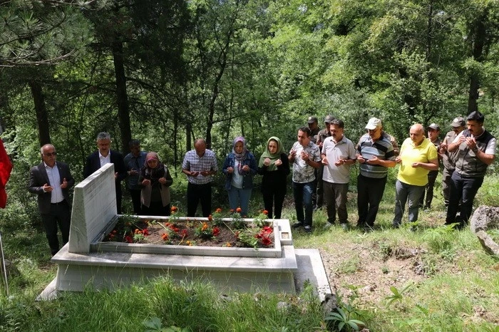 Kaçakçıların vurarak öldürdüğü Orman Muhafaza memuru mezarı başında anıldı
