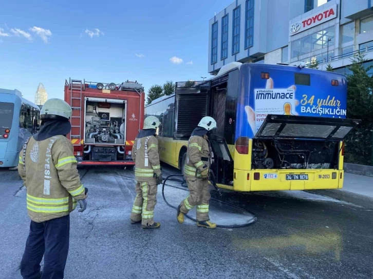 Kadıköy D-100 Karayolu’nda İETT otobüsünde yangın paniği
