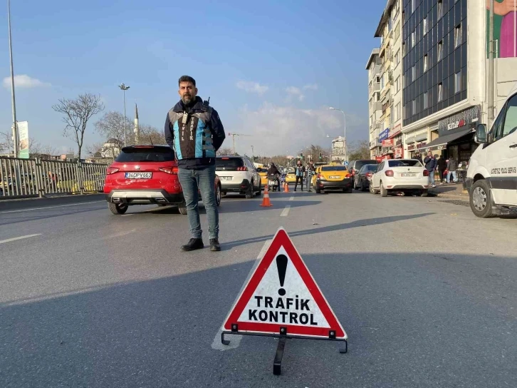 Kadıköy’de çay içerken denetime takılan taksi sürücüsünden ilginç savunma: “Telefon değil ki bu çay”
