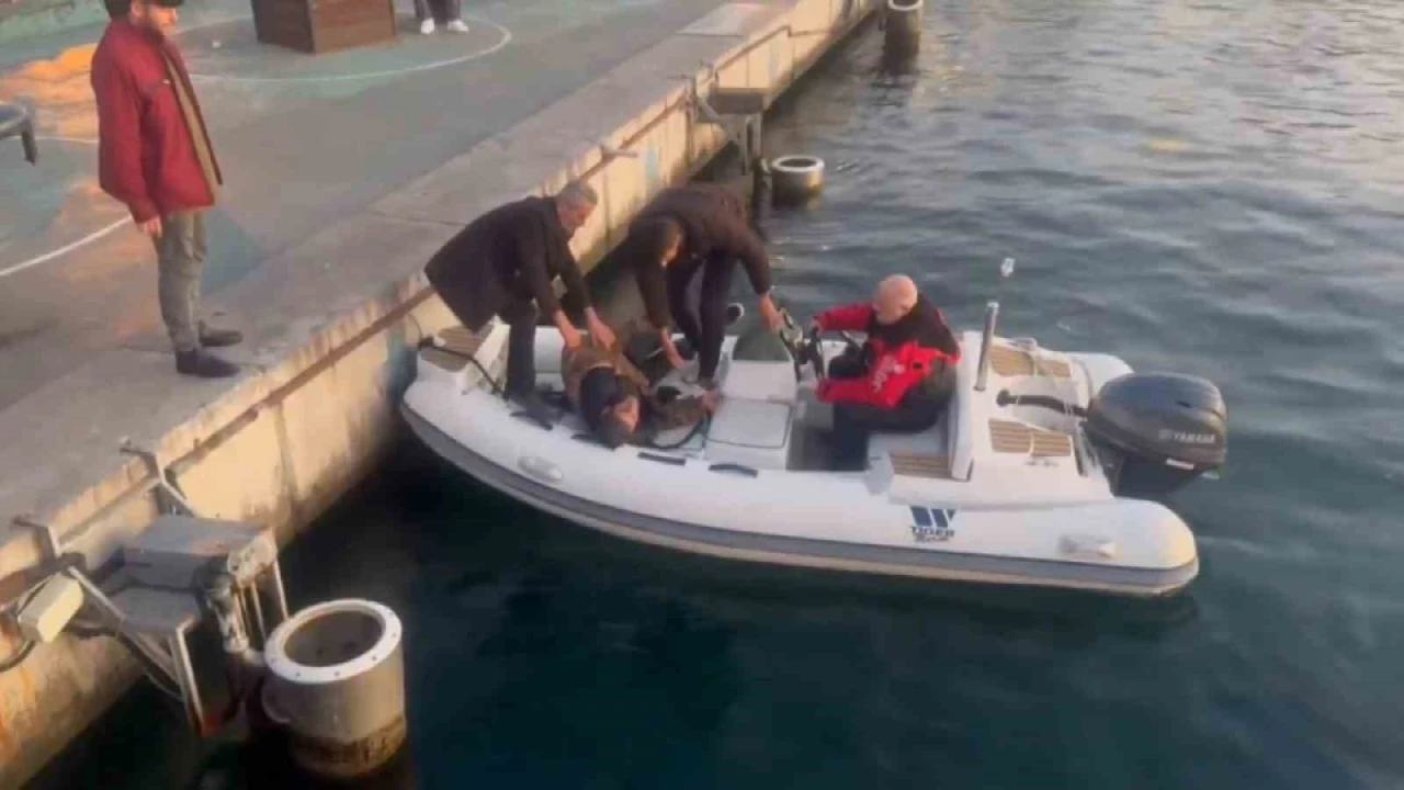 Kadıköy’de denize düşen alkollü olduğu iddia edilen vatandaştan ilginç cevap: &quot;Allah beni boğmuyor”
