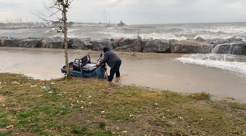 Kadıköy’de dev dalgalar sahile taştı
