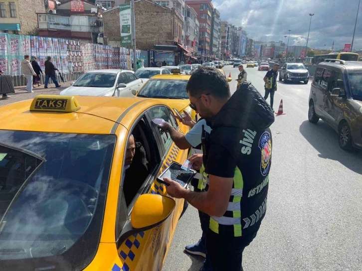 Kadıköy’de emniyet kemeri takmayan taksi şoförlerine ceza kesildi
