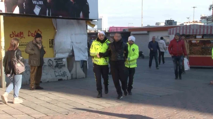 Kadıköy’de ışık ihlali yaptı, ekiplere direndi
