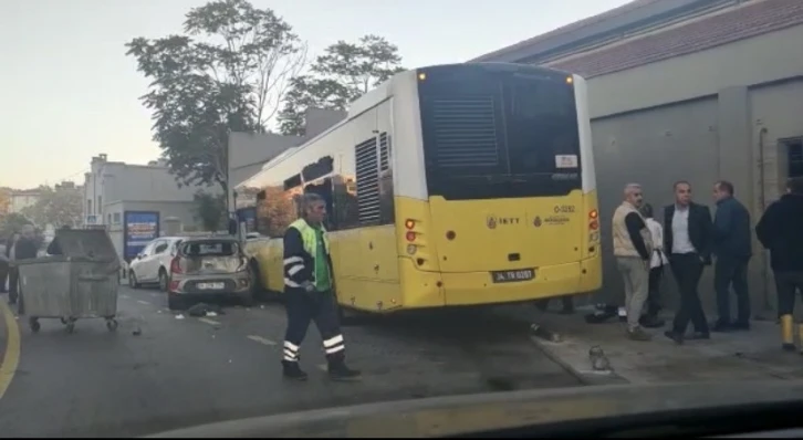 Kadıköy’de kontrolden çıkan İETT otobüsü müzenin duvarına çarptı
