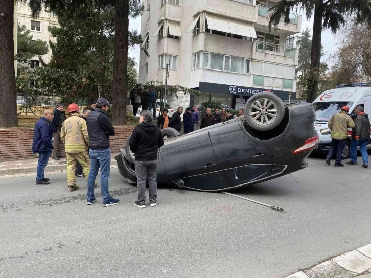 Kadıköy’de korkutan kaza: Yaşlı sürücü, yayaya çarpıp takla attı
