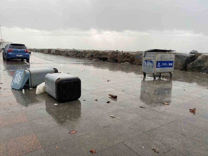 Kadıköy’de lodos sebebiyle kaya parçaları kıyıya vurdu
