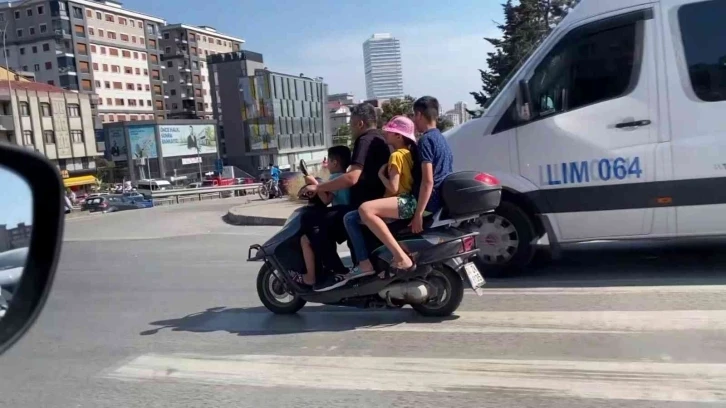 Kadıköy’de motosiklet üzerinde aile boyu tehlikeli yolculuk kamerada
