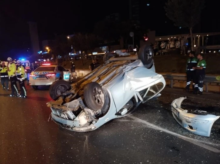 Kadıköy’de otomobil hafif ticari araca çarpıp takla attı: 4 yaralı
