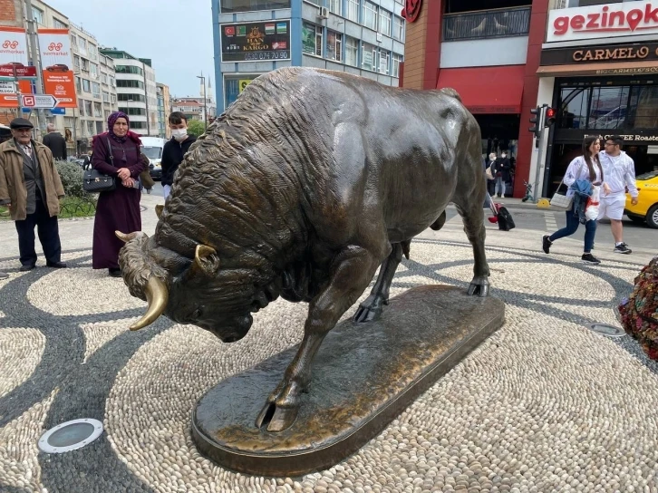 Kadıköy’de restorasyonu tamamlanan boğa heykeli açıldı
