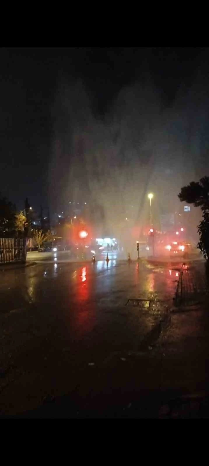 Kadıköy’de su borusu patladı, fışkıran su metrelerce yükseldi
