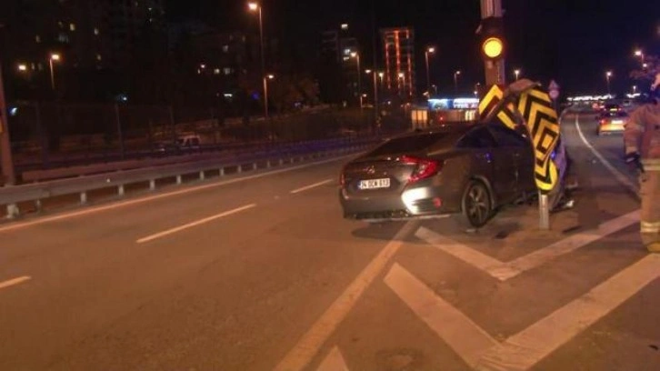 Kadıköy’de otomobil bariyere ok gibi saplandı: 3 yaralı