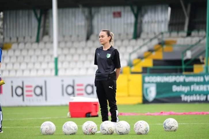 Kadın antrenör, futbola başladığı takımın başına geçti
