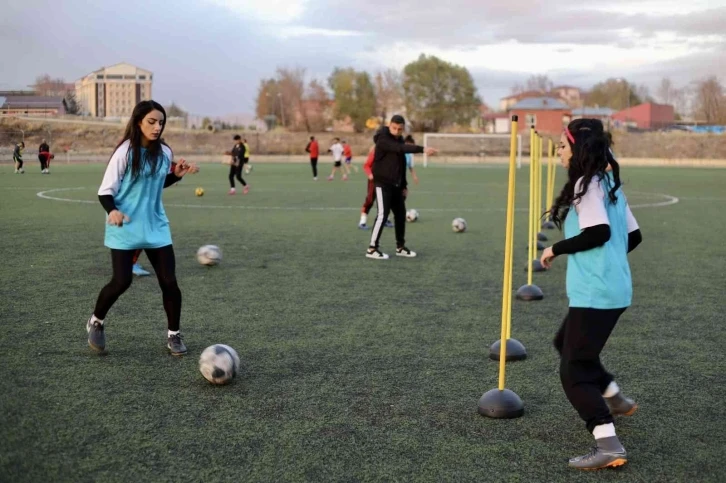 Kadın futbolcular, önyargılara gol atıyor
