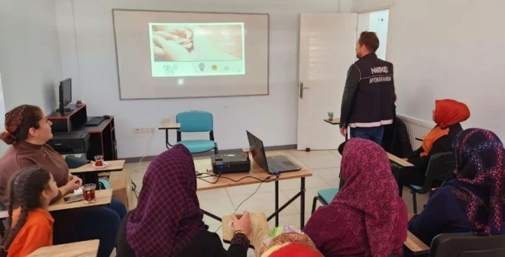 Kadın, genç ve muhtarlara yönelik uyuşturucu ile mücadele semineri verildi
