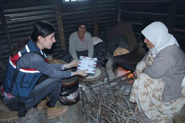 Kadın komutanlar köylerde KADES’i tanıtıyor
