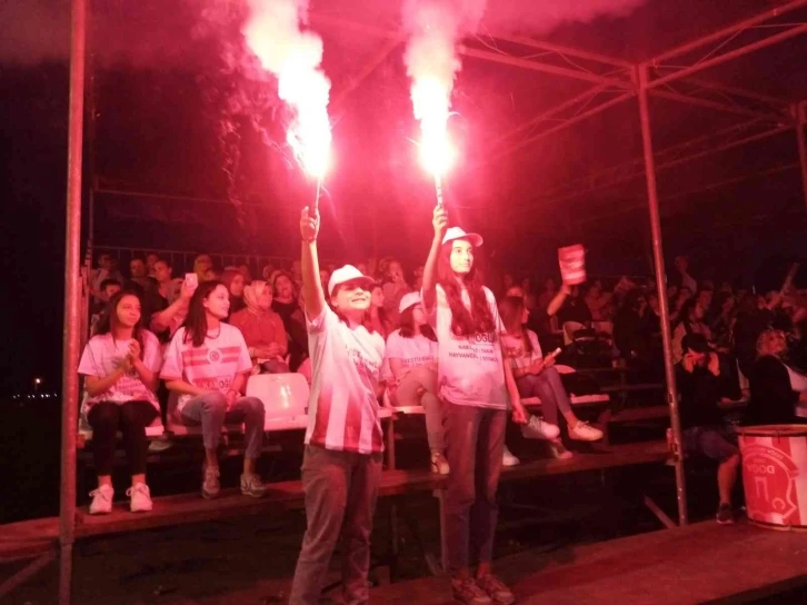 Kadın taraftarlar futbol turnuvasına renk kattı
