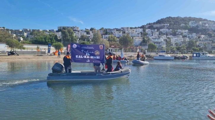 Kadına şiddet farkındalığı için denizde pankart açtılar
