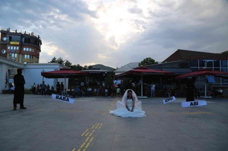 Kadına yönelik şiddeti sokak performansı ile protesto ettiler
