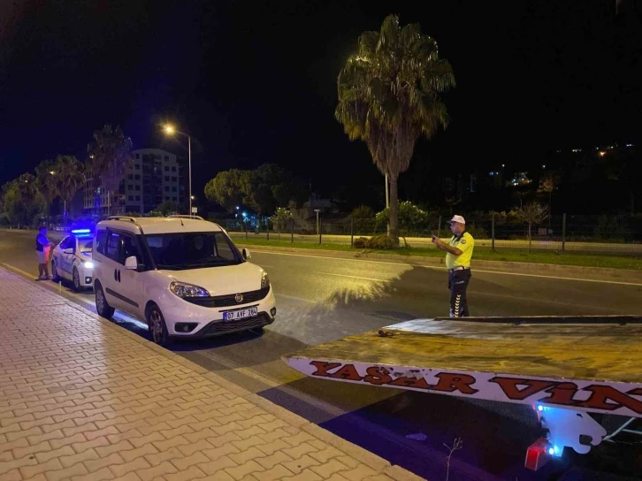 Kadını darp ederken kendisine müdahale eden polise mukavemette bulundu
