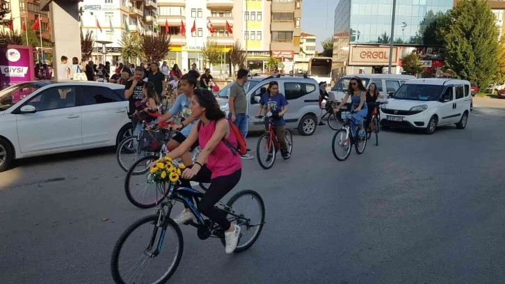 Kadınlar karbon salınımına dikkat çekmek için pedal çevirdi
