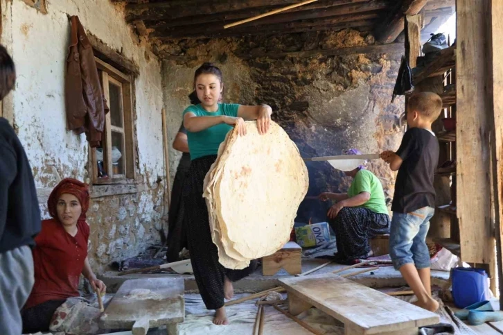 Kadınlar kışlık ekmeklerini imece usulü hazırlıyor
